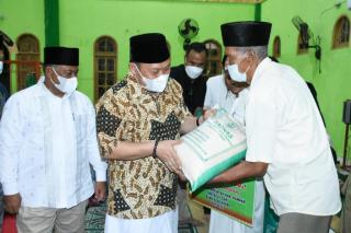 Bupati Kampar Safari Ramadan di Tapung, Serahkan Bantuan Pembangunan Masjid