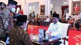 Presiden Jokowi, Wapres dan Para Menteri Serahkan Zakat kepada Baznas