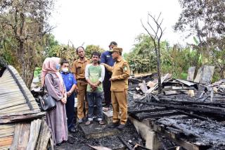 Wabup Bengkalis Serahkan Bantuan untuk Korban Kebakaran di Kelurahan Damun