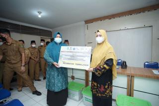 Zulaikhah Wardan Salurkan 82 Paket Premium Ramadan Berkah di Kecamatan Tembilahan