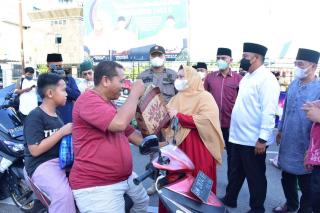 Bupati dan Wabup Bagikan 100 Takjil kepada Warga Bengkalis