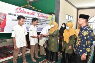 KKKS Kampar Serahkan bantuan Pakaian Ke Panti Asuhan