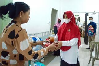 PMI Inhil Bagikan Takjil untuk Pasien Rawat Inap RSUD Puri Husada