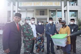 Bupati Wardan Salurkan 47 Paket Premium Ramadan Berkah kepada Petugas Kebersihan