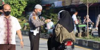 Polres Kuansing Bagikan Takjil dan Santuni Anak Yatim