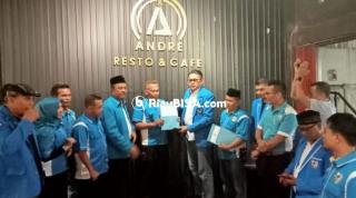 Larshen Yunus Serahkan SK Ketua DPD II KNPI Siak kepada Starta Tarigan