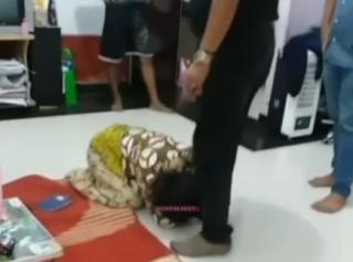Astaga! Seorang Istri Kepergok Selingkuh di Rumah Saat Suami Pergi Salat Tarawih