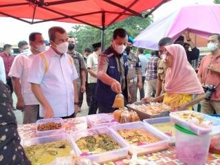 Berkeliling di Pasar Ramadan Taman Jalur Kuansing, Gubri Belanja Takjil