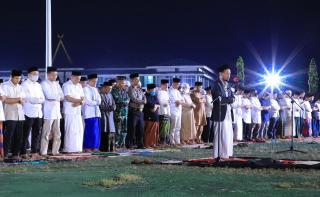 Pemkab Meranti Gelar Tarawih Berjamaah di Halaman Kantor Bupati