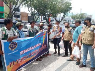 Dishub Pekanbaru Bersama Rekanan Bagikan Sembako untuk Jukir