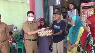 Ikatan Keluarga Kuansing di Inhil Bagikan Sembako untuk Anggota