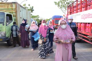 K3S Bengkalis Bagikan Takjil Gratis di Penyebrangan Roro Air Putih