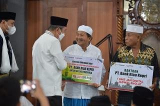Safari Ramadan, Gubernur Riau Salurkan Bantuan CSR Bank Riau di Kabupaten Kuansing