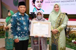 Hari Kartini 2022, Ibu Chairani Asal Tualang Raih Penghargaan dari Istri Jokowi