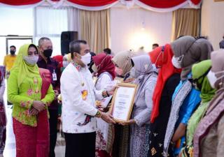 Peringatan Hari Kartini, Gubri Serahkan Penghargaan untuk 12 Wanita Hebat Riau, Ini Daftarnya