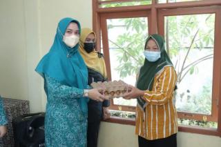 PKK Siak Salurkan Bantuan Sembako dari BRK untuk 40 Kaum Dhuafa