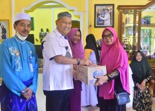 Wabup Bagikan Sembako kepada Keluarga Prasejahtera dan Yatim Piatu di Inhil