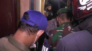 Astaga! Lagi Asyik Berduaan Tanpa Baju bersama Mahasiswi, Oknum ASN Kaget Pintu Kamar Digedor Petugas