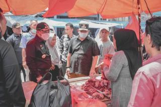 Cek Langsung Harga Sembako, Bupati Kampar Belanja Kebutuhan Pokok di Pasar Rumbio