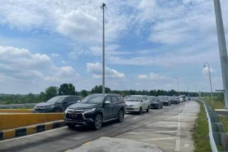 H-5 Tol Pekanbaru-Dumai Alami Peningkatan, Antrian Panjang Terjadi di Pintu Keluar Bathin Solapan