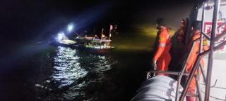 Kapal Nelayan Terbalik di Perairan Tanjung Sinepis Rupat Utara Bengkalis