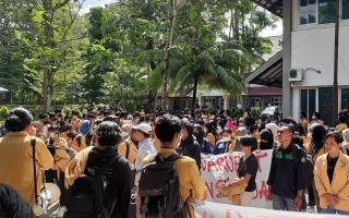 Tiga Mahasiswi Unmul Diduga Dicabuli Oknum Dosen saat Bimbingan Skripsi, Ratusan Mahasiswa Demo