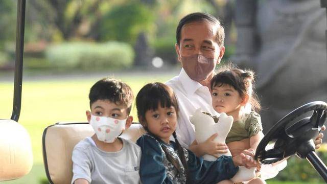 Lebaran, Jokowi Bersama Cucu Sapa Warga Yogyakarta