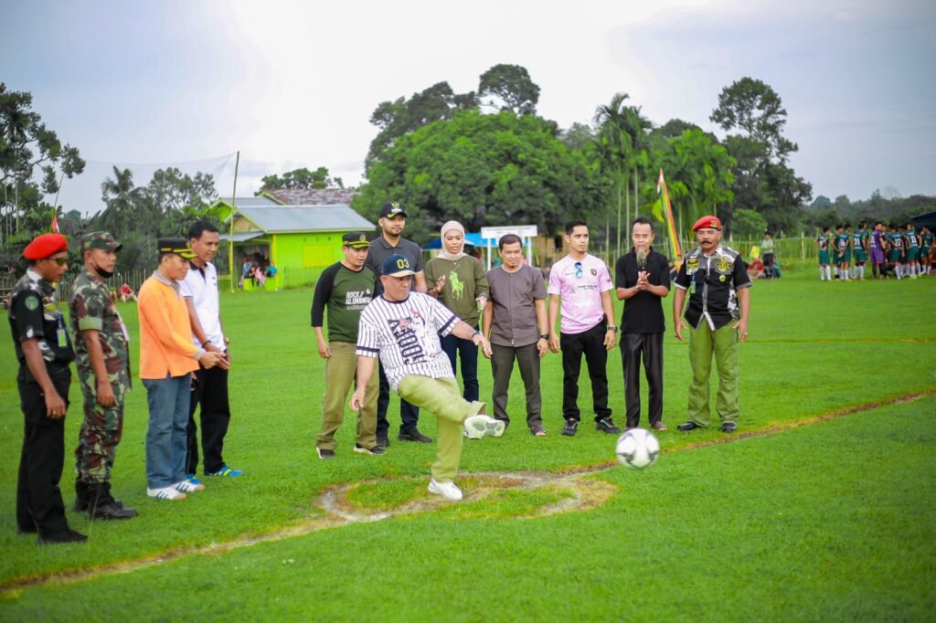 Sekda Kampar Buka Open Turnamen Sepak Bola Pasir Silang Cup 2022