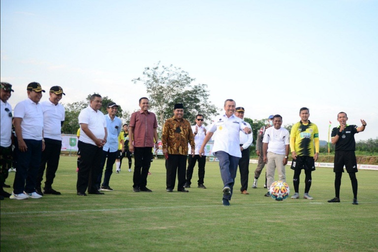 Ribuan Masyarakat Sambut Antusias Gubri dan Wagubri di Lapangan Bola Internasional Rohul