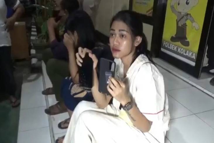 Gelar Pesta Terlarang, Gadis Cantik Ini Panik Saat Digerebek Polisi