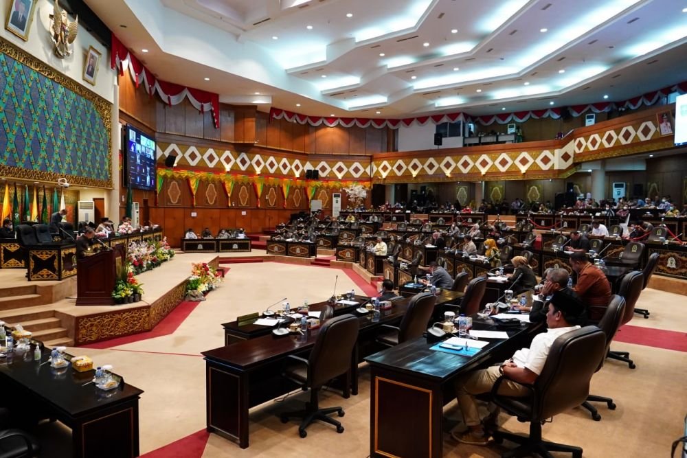 Gubernur Riau Hadiri Paripurna Penyampaian Perubahan Badan Hukum BRK dan Laporan LKPJ Tahun 2021