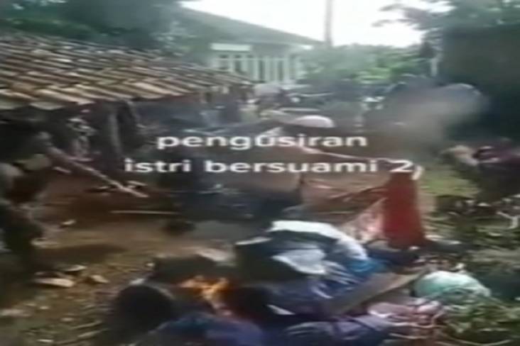 Geger! Nekat Poliandri dengan Nikahi 2 Laki-laki, Wanita Ini Diusir dari Desanya, Pakiannya Dibakar