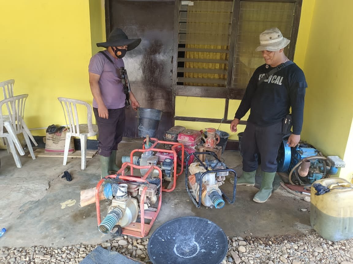 Polisi Bakar Enam Unit Rakit PETI di Desa Petapahan Kuansing