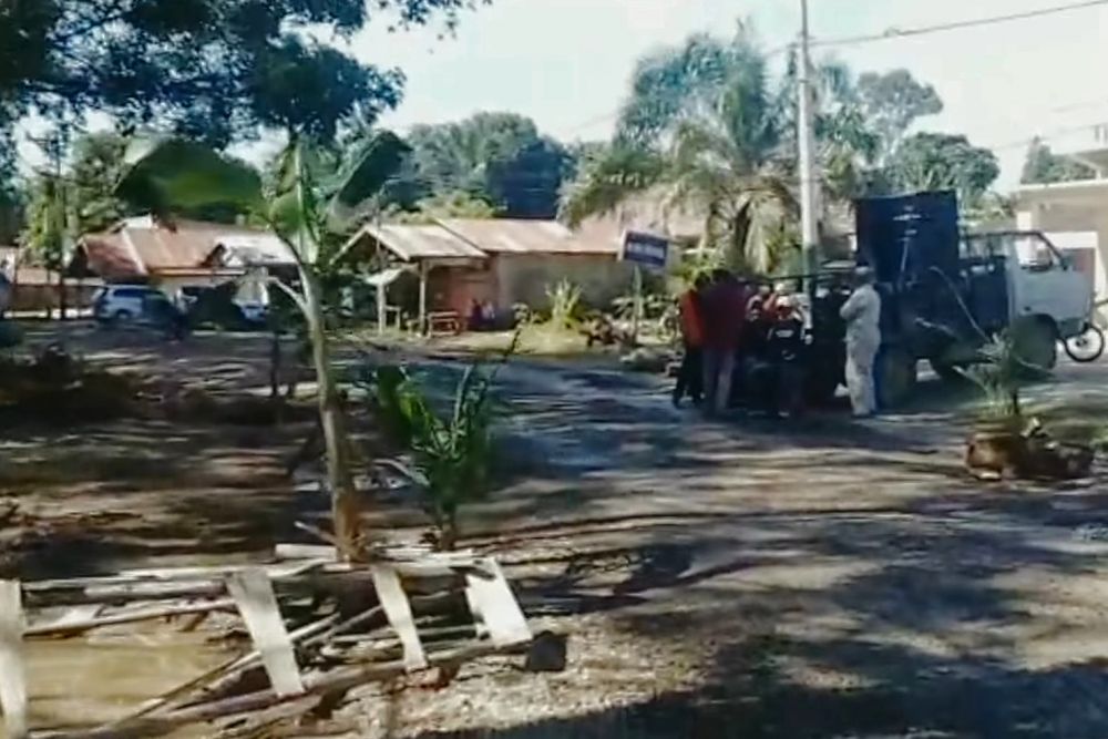 Jalan Peranap Rusak Parah Akibat Truk ODOL, Warga Tanam Batang Pisang di Jalan