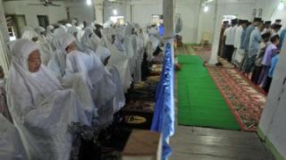 Anggota Tarekat Naqsabandiyah Sumbar Rayakan Lebaran Hari Ini
