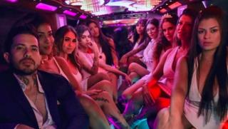 Punya 9 Istri, Model Tampan Ngaku Kewalahan dengan Jadwal Hubungan Seks