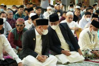 Bupati Kampar Salat Id di Masjid Islamic Center Bangkinang Kota