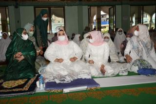 Bupati Kasmarni Salat Id di Masjid Agung Istiqomah