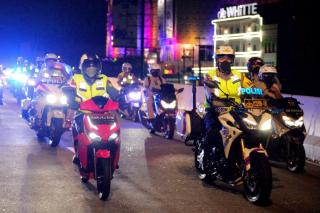 Pakai Motor Listrik, Gubernur Riau Tinjau Malam Takbiran di Pekanbaru