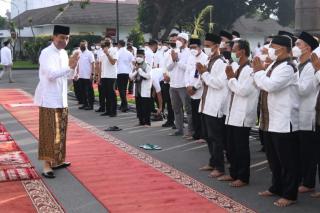 Presiden Jokowi Salat Idulfitri di Halaman Istana Yogyakarta
