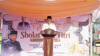 Sekdako Dumai Salat Id di Lapangan Bukit Gelanggang