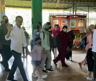 Jokowi dan Cucu-cucu Liburan ke Kebun Binatang di Bali