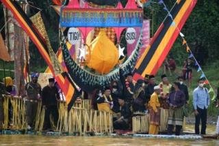 Tiga Ribu Warga di Sepanjang Aliran Batang Kuantan Saksikan Festival Perahu Bagaduang