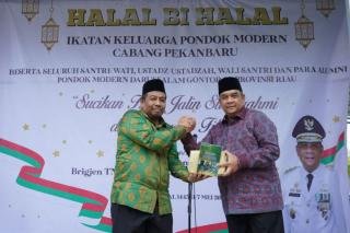 Wagubri Kembali Serahkan Buku "Kumpulan Kultum Sang Jenderal" Untuk Ponpes di Riau