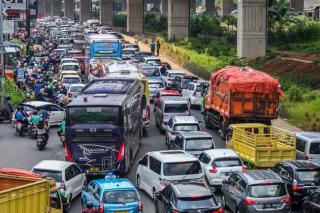 Menghemat BBM, Perlukah Mematikan Mesin Mobil Saat Terjebak Macet?