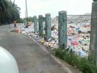 Viral! Tumpukan Sampah di TPA Muara Fajar Pekanbaru Jebolkan Pagar Pembatas: Kota Inovasi ni boss