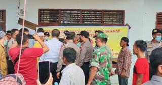Kades Diduga Serong Bini Orang, Warga Desa Sialang Jaya Rohul Segel Kantor Desa