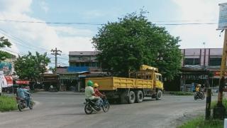 Melanggar Lalu Lintas, Truk Bebas Melintas di Dalam Kota Perawang