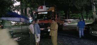 BPBD Pekanbaru Lakukan Evakuasi 2 Unit Mobil Tertimpa Kanopi Restoran