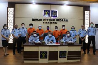 Kemenkumham Riau Deportasi 2 Warga Pakistan yang Memungut Sumbangan di Masjid